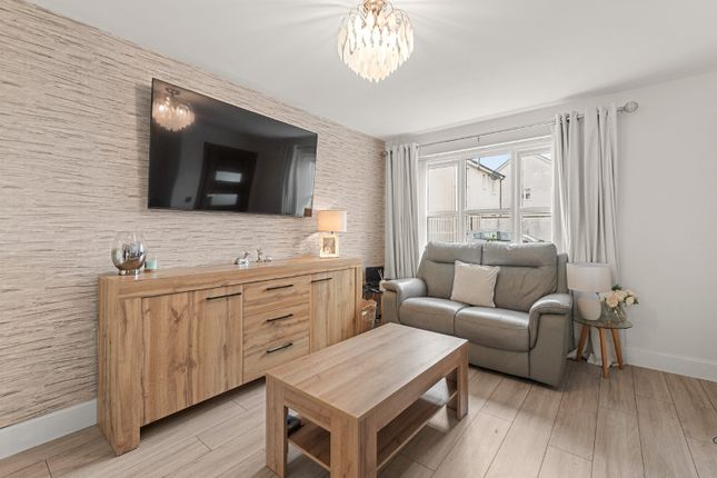 10 Bisset Place, Bathgate, West Lothian photo 4