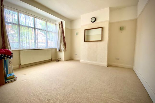 32, Greenland Crescent, Southall photo 3