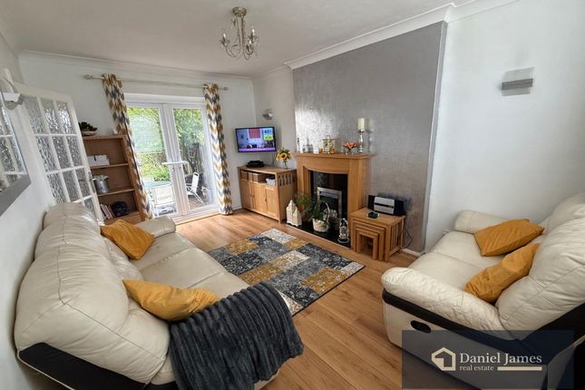 16, Hood Walk, Romford photo 2
