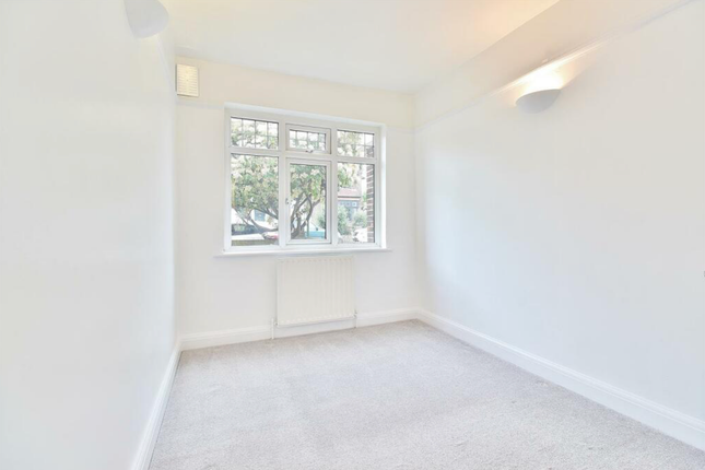 Woodlands Grove, Isleworth photo 4