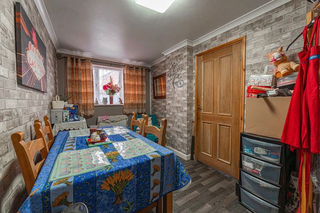 4 Laurel Close, Caldicot photo 4