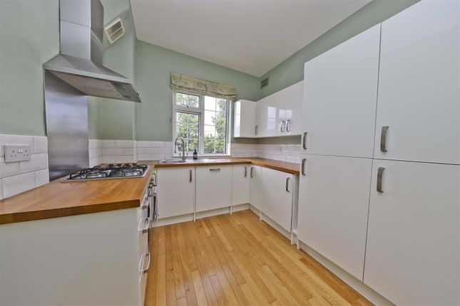 Flat for sale in Pinner Green, Pinner