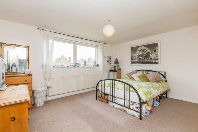 19, Trecastle Way, London photo 4