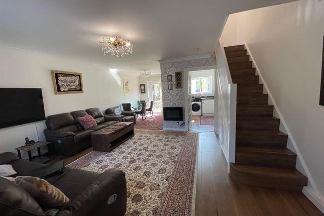 28, Cookham Close, Southall photo 4