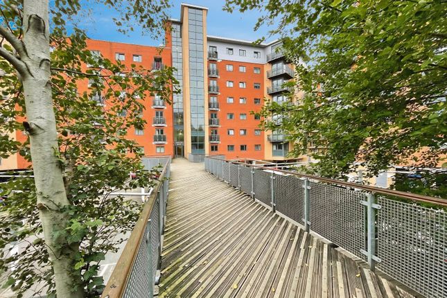 Flat 8 Velocity West,, 5 City Walk, Leeds photo 3