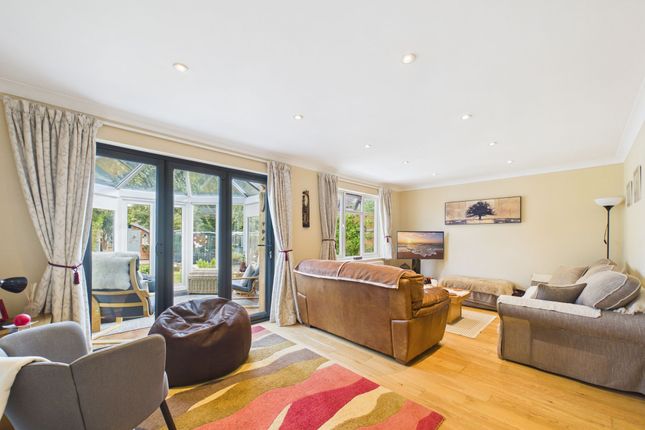 31 Willow Tree Glade, Reading photo 3