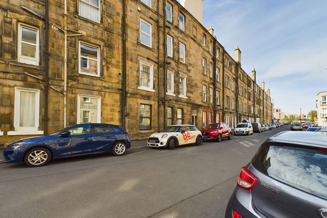 Flat to rent in Waverley Park, Abbeyhill, Edinburgh