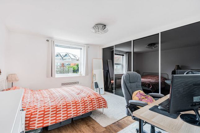 Flat 5, Century House, 23, Rosemount Avenue, Surrey photo 4