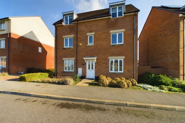 Town house for sale in Falcon Way, Bracknell, Berkshire