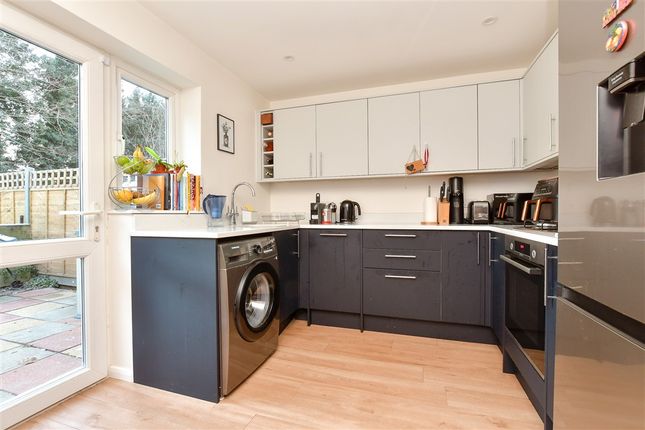 Aveling Close, Purley photo 2