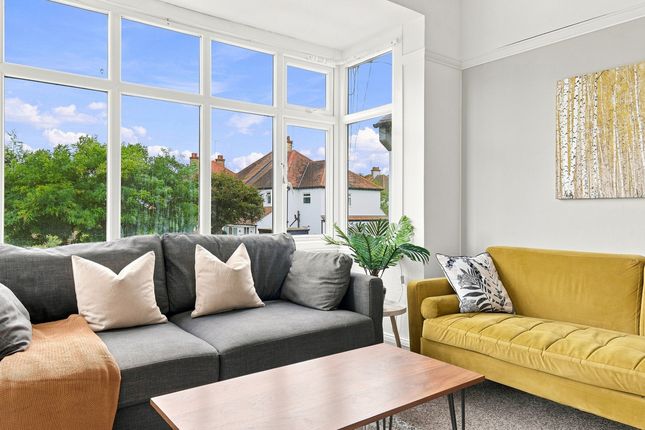 28, Clatterfield Gardens, Westcliff-on-sea photo 4