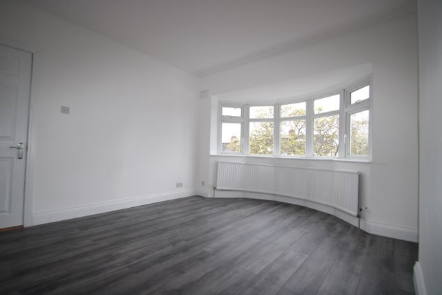 Flat to rent in Renters Avenue, Hendon, London