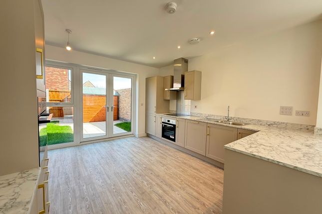 18, Gault Crescent, Cambridgeshire photo 3
