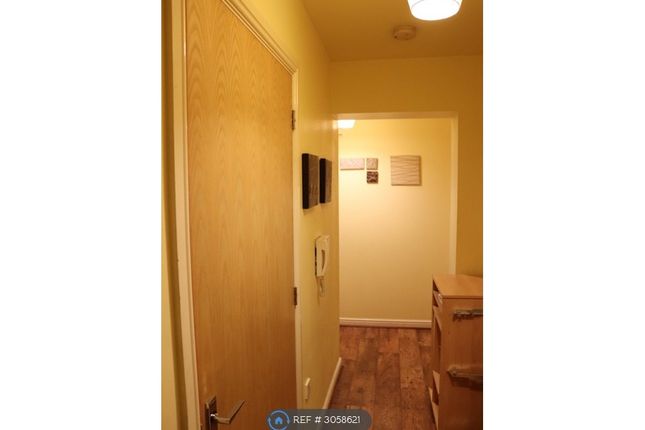Flat, Hamlyn House High Street, Feltham photo 4