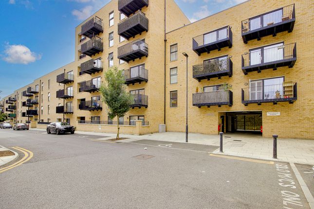 Flat for sale in Brumwell Avenue, London