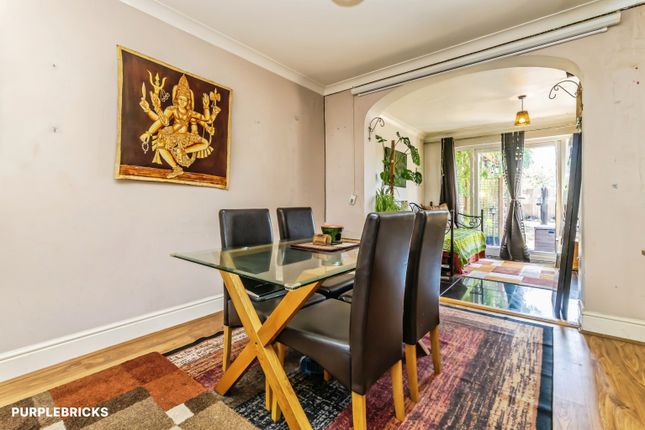 47, Constance Crescent, Bromley photo 4