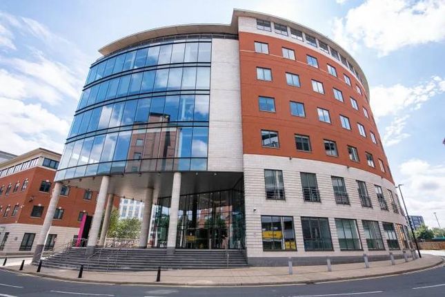 Office to let in Wellington Place, Leeds