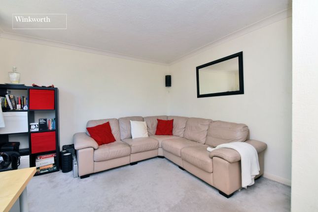 156, Ardrossan Gardens, Surrey photo 3