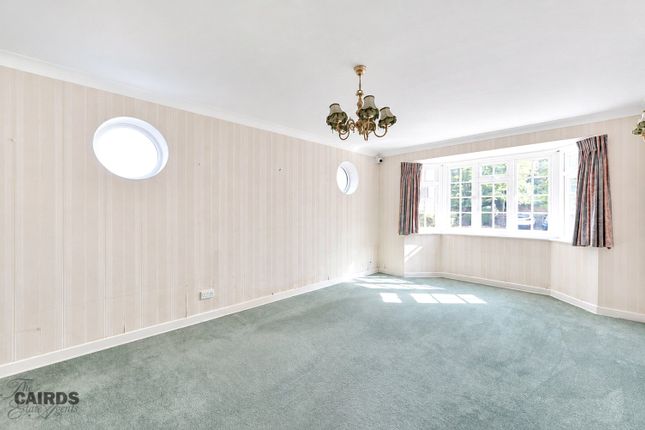 8,, Downs Lodge Court, Epsom photo 2