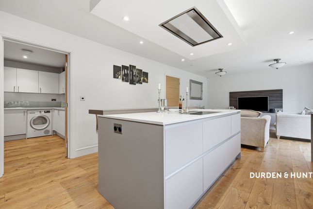 46 Park View, Chigwell photo 4