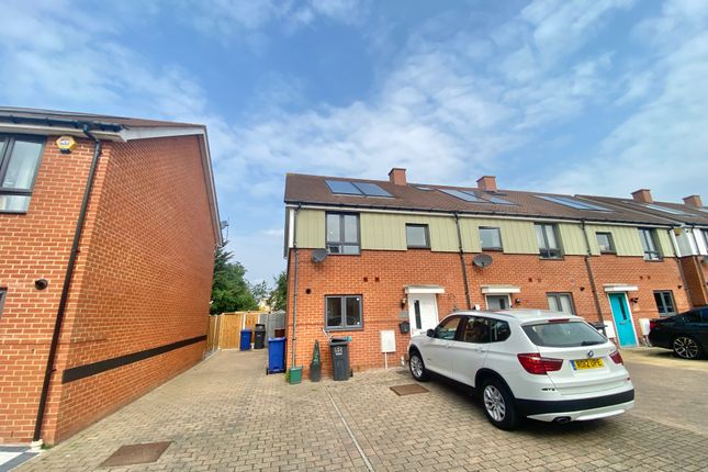Thumbnail Property to rent in Heathland Way, Grays