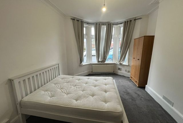 Flat to rent in Clive Road, Canton, Cardiff