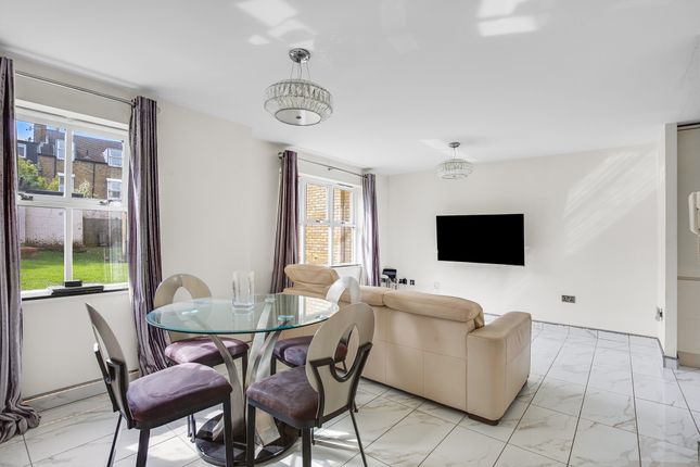 Flat to rent in Belvedere Place, London