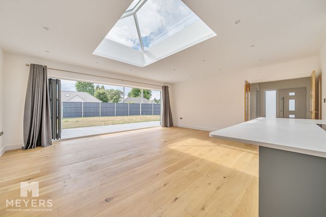 2, Woodside Close, Ferndown photo 2