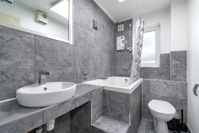 Flat for sale in Bream Close, London