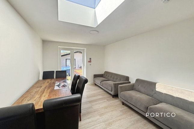 Room 4, 16, Latchford Place, Chigwell photo 5