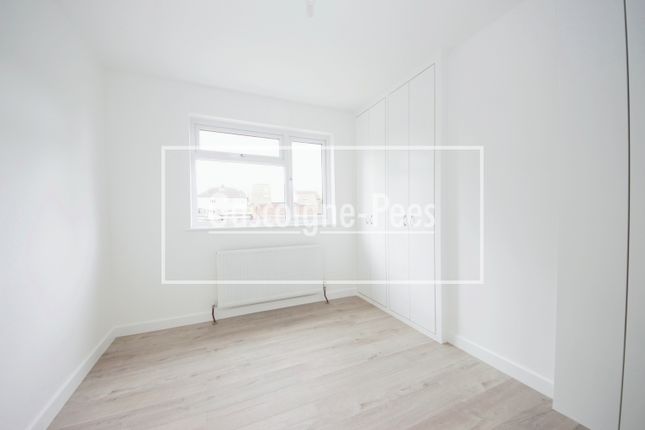64, Chessington photo 5