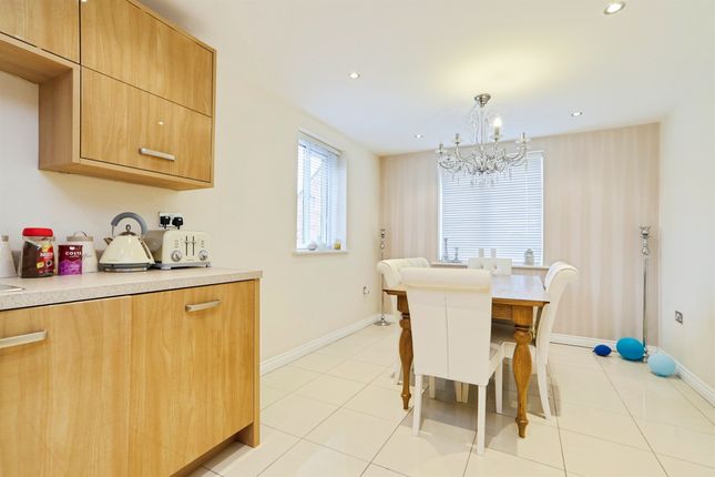 17, Halliday Court, BRADFORD photo 3