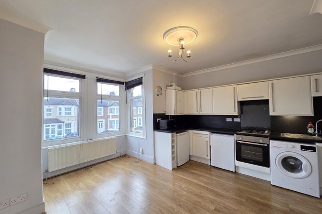 50 Kensington Gardens, Flat C, Ilford photo 2