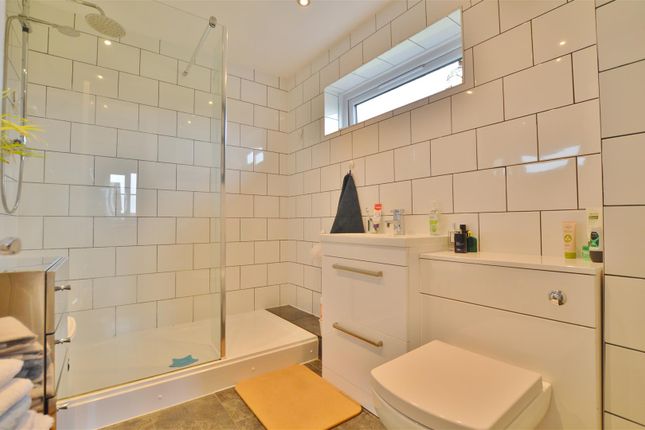 18A, Troutbeck Close, Slough photo 3