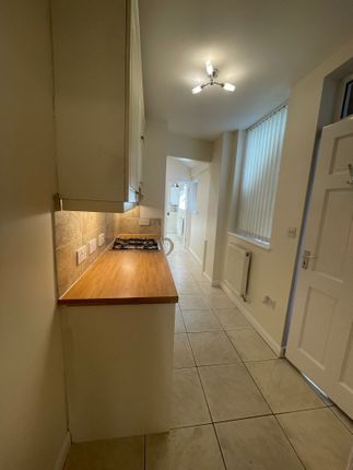 Thumbnail Flat to rent in High Street, Syston, Leicester