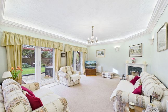 24, Tennyson Close, Horsham photo 3