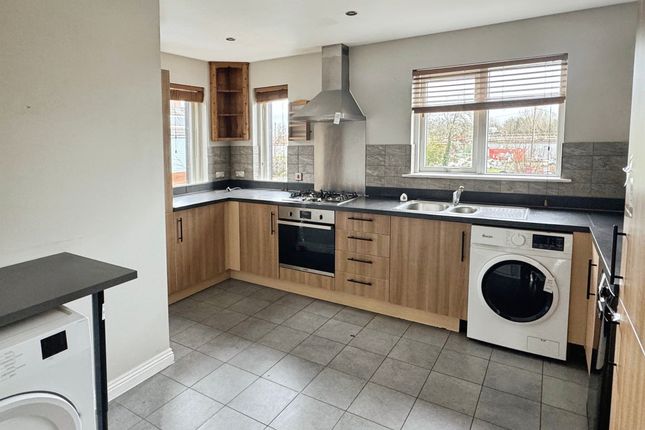 Flat 2, 5, Whitmore Way, Horley photo 3