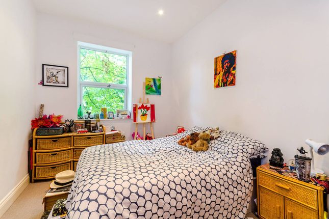 Flat to rent in Border Crescent, Crystal Palace, London