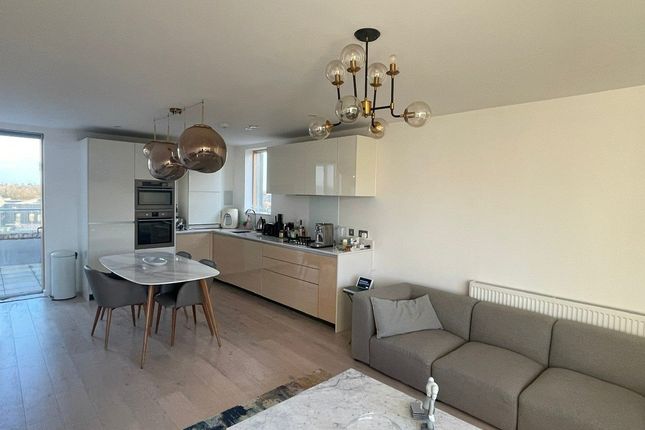 Flat to rent in Regiment Hill, London
