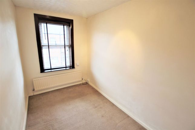 Terraced house to rent in Oak Street, Leigh
