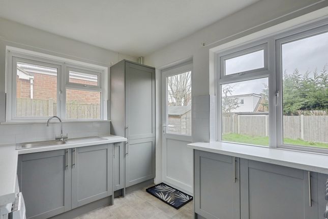 8, Chesterfield Crescent, Leigh-on-sea photo 3