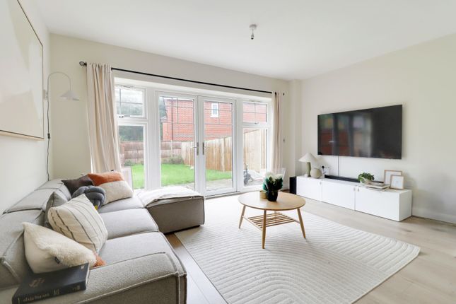 11, Broadleaf Place, Caterham photo 3