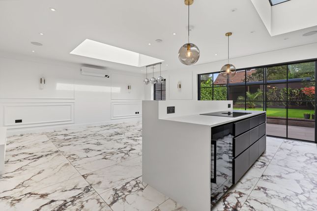 17 Cowley Crescent, Walton-On-Thames photo 2