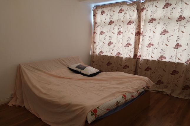 Flat to rent in Wadham Gardens, Greenford
