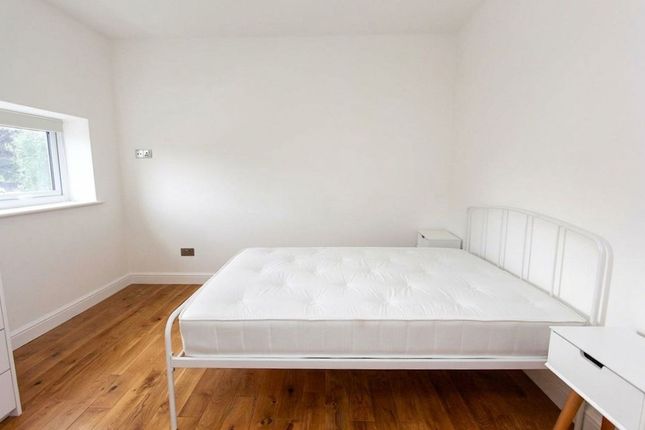 56b Hoppers Road, London photo 4