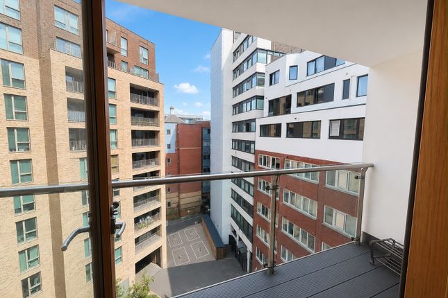 53, Croydon photo 2