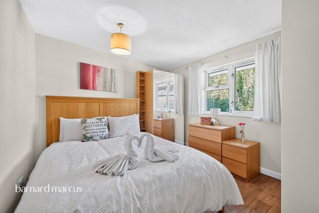 Flat 5, Cheam House, 144, Brook Drive, London photo 4