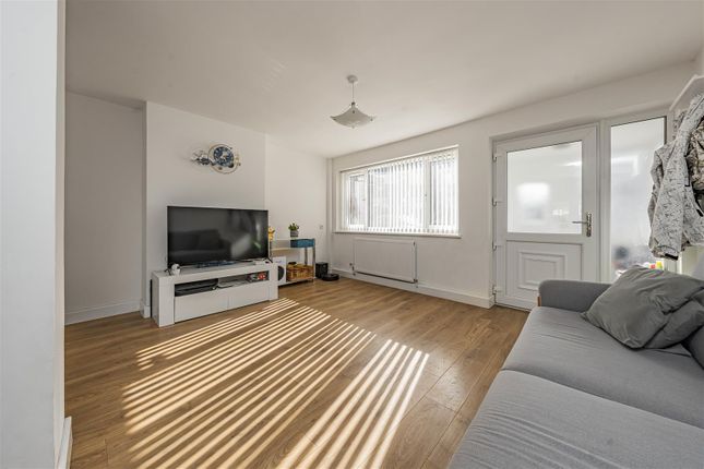 1 Barclay Court, Seymour Road, Slough photo 2