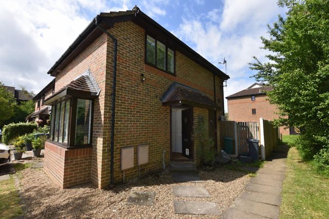 9, Woodlands, Horley photo 2