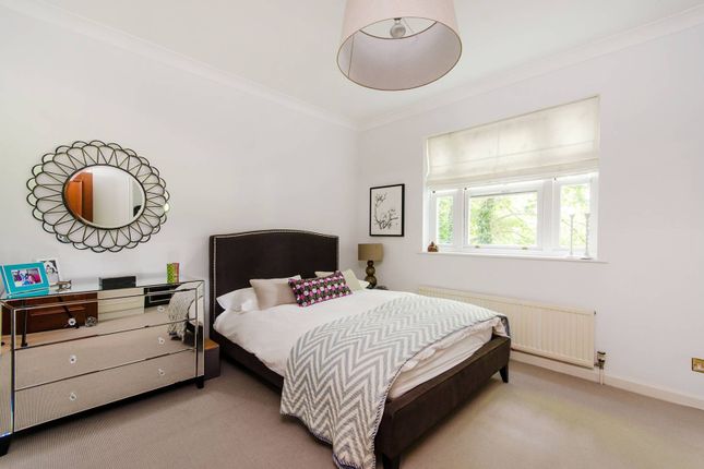 Flat to rent in Roxeth Hill, Harrow